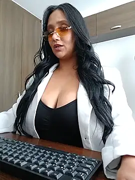 Snapshot of Esmeralda333 chatting on May 2026 04:25:02 PM Esmeralda333 online show from May 2026 04:25:02 PM