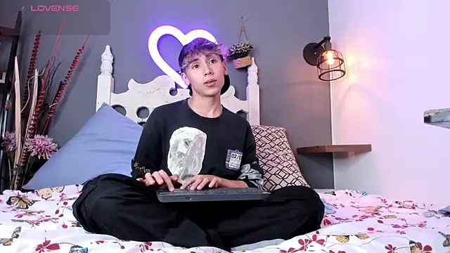 Twinkie Hung online show from September 2025 02:16:01 PM