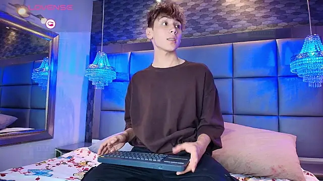 Twinkie Hung online show from September 2025 09:28:02 PM