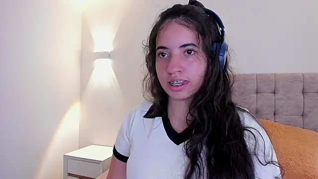 Nicol Chang online show from November 2025 08:20:01 PM