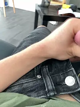 Snapshot of Loulou_2007 chatting on October 2025 08:31:02 AM Loulou 2007 online show from October 2025 08:31:02 AM