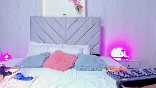 Victoria Guzman online show from November 2025 04:17:02 PM