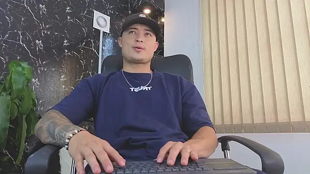 Snapshot of Alexander_ferre chatting on April 2026 01:21:01 PM Alexander ferre online show from April 2026 01:21:01 PM