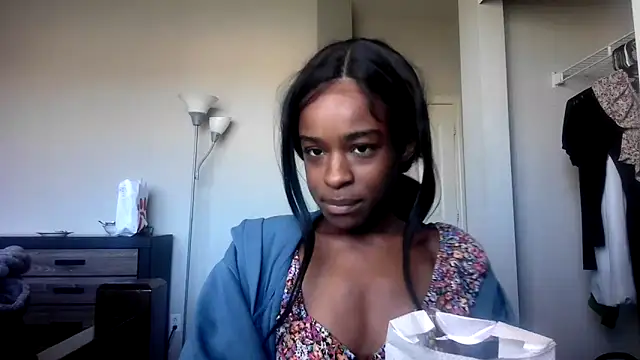 Marlowlovee online show from October 2025 05:24:02 PM