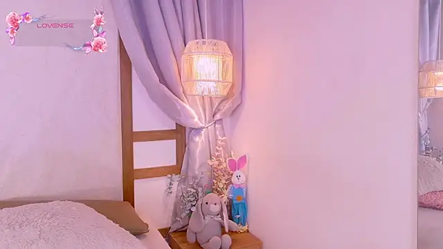 Snapshot of RenataLeclair chatting on April 2026 04:23:02 PM RenataLeclair online show from April 2026 04:23:02 PM
