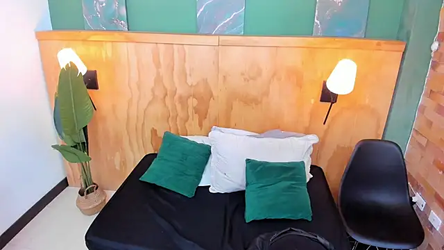 halleylorens online show from February 2026 07:01:02 PM