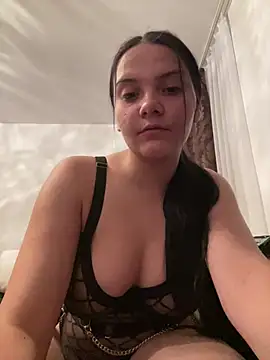 Snapshot of Selena_y chatting on May 2026 08:39:02 PM Selena y online show from May 2026 08:39:02 PM
