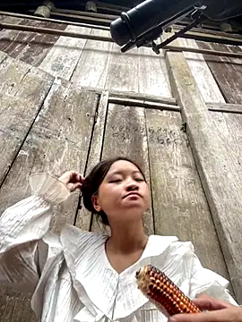 Snapshot of __Nhug__05 chatting on September 2025 12:43:02 AM   Nhug  05 online show from September 2025 12:43:02 AM