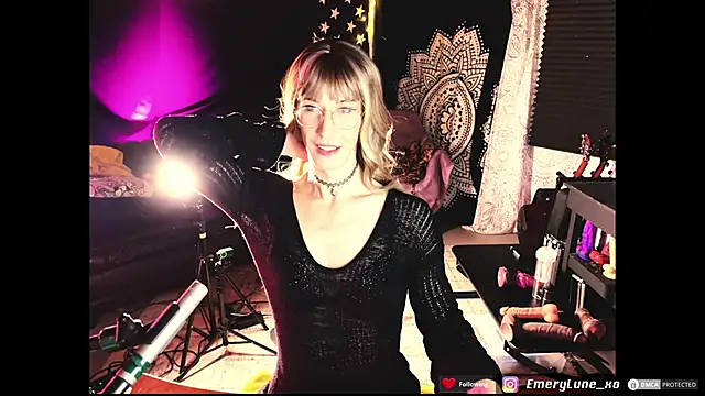 Snapshot of EmeryLune_xo chatting on June 2026 02:12:01 AM EmeryLune xo online show from June 2026 02:12:01 AM