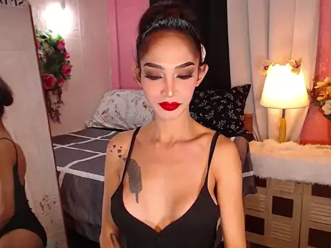 XXXQueenofTransXXX online show from February 2026 12:05:02 AM