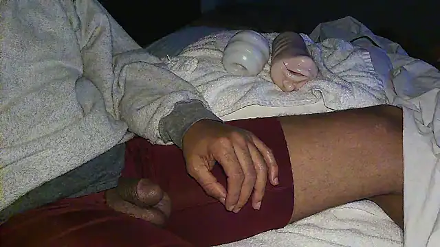 Snapshot of GRiZZLYBONE chatting on November 2025 11:21:01 AM GRiZZLYBONE online show from November 2025 11:21:01 AM