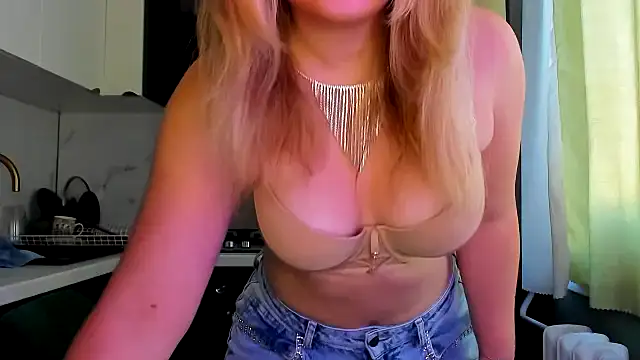 Snapshot of SunshineEmma chatting on October 2025 02:24:02 PM SunshineEmma online show from October 2025 02:24:02 PM