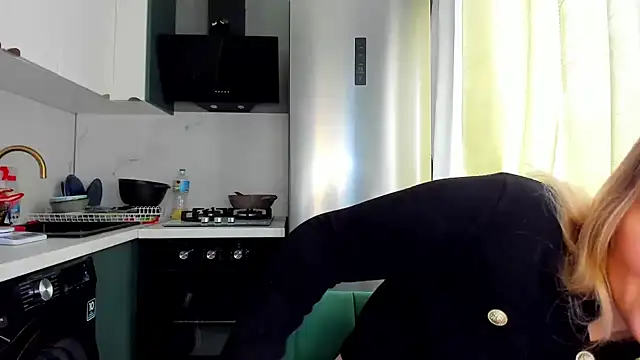 Snapshot of SunshineEmma chatting on October 2025 12:57:02 PM SunshineEmma online show from October 2025 12:57:02 PM