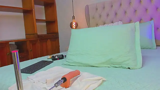 Tatihornyy online show from October 2025 11:25:01 AM