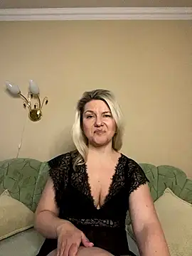 Snapshot of AliceSwan4011 chatting on January 2026 02:32:02 PM AliceSwan4011 online show from January 2026 02:32:02 PM