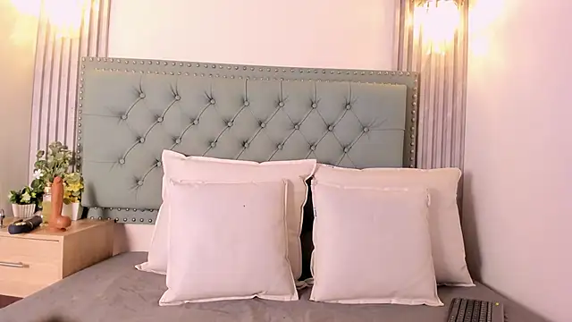 ValeriaJulio  online show from October 2025 06:08:02 PM