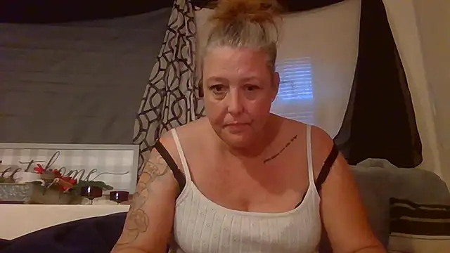 Snapshot of HotRedYeag chatting on November 2025 12:15:01 PM HotRedYeag online show from November 2025 12:15:01 PM