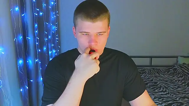 kittenmurr online show from December 2025 11:34:02 PM