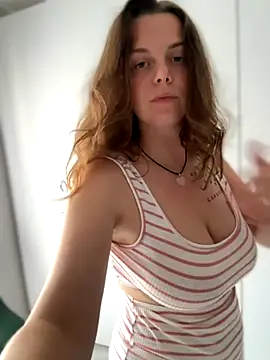 TenderLaGlamor online show from September 2025 12:51:01 PM