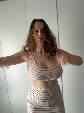 TenderLaGlamor online show from October 2025 12:36:02 PM