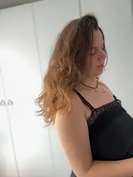 TenderLaGlamor online show from October 2025 11:11:01 AM