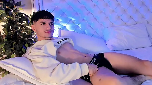 LiamMuller online show from November 2025 12:04:01 PM