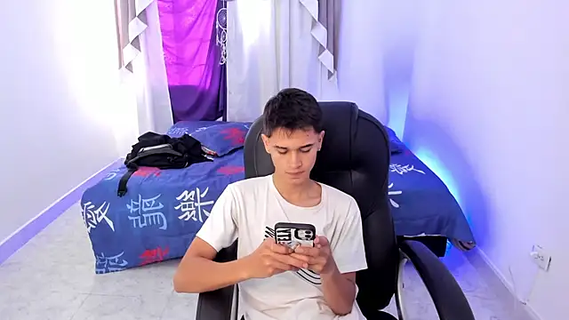 Snapshot of Aron_Boyy chatting on October 2025 07:37:01 PM Aron Boyy online show from October 2025 07:37:01 PM