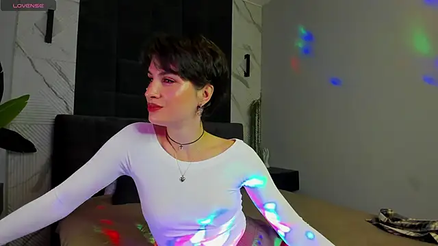 Adeline Perle online show from September 2025 12:03:01 AM