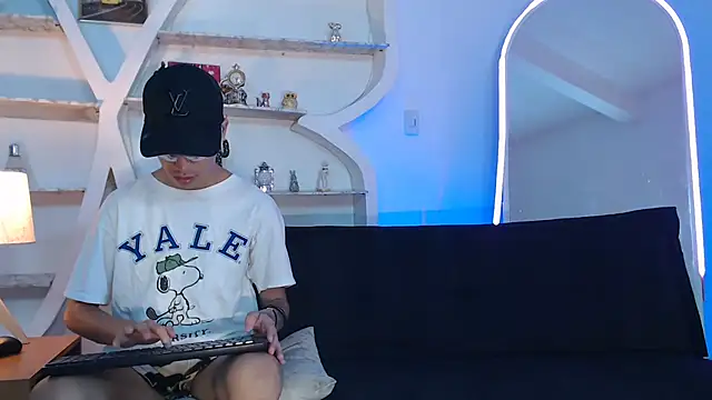 PRETTY FEM online show from September 2025 01:27:02 PM