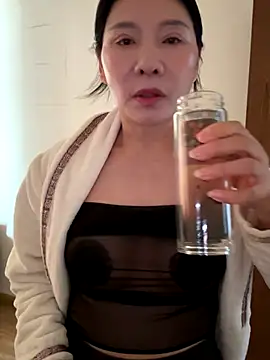 xiiuuff18 online show from November 2025 12:02:01 AM