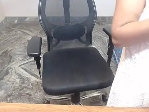  LoveBirds online show from April 2026 06:13:02 PM