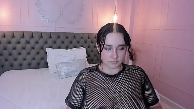 Briana 24 online show from October 2025 06:18:01 PM