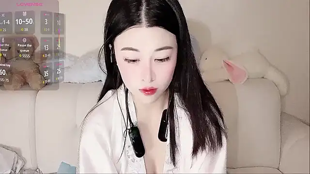 Snapshot of LuLu-Moon chatting on October 2025 08:31:01 PM LuLu-Moon online show from October 2025 08:31:01 PM