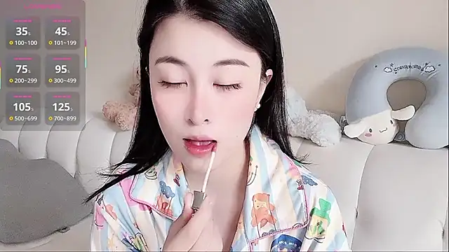 Snapshot of LuLu-Moon chatting on October 2025 07:29:01 AM LuLu-Moon online show from October 2025 07:29:01 AM