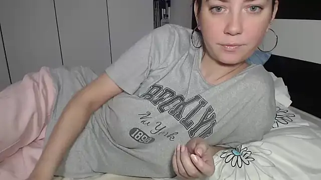 Snapshot of petite_danielle chatting on February 2026 08:32:02 AM petite danielle online show from February 2026 08:32:02 AM