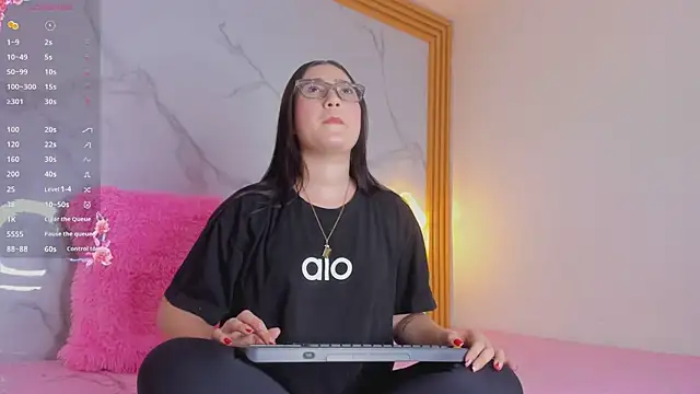 Snapshot of malka_milan chatting on December 2025 03:23:01 AM malka milan online show from December 2025 03:23:01 AM