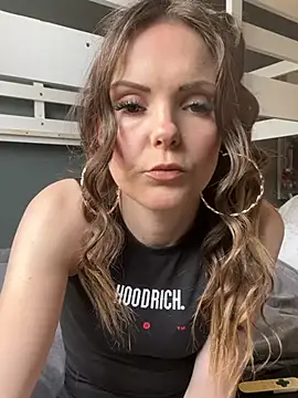 Snapshot of SexyLoLoUK chatting on May 2026 09:15:02 AM SexyLoLoUK online show from May 2026 09:15:02 AM