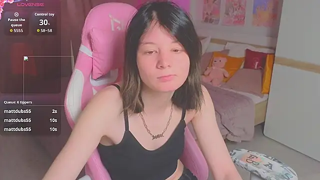 Snapshot of EllinEverly chatting on April 2026 08:06:01 AM EllinEverly online show from April 2026 08:06:01 AM
