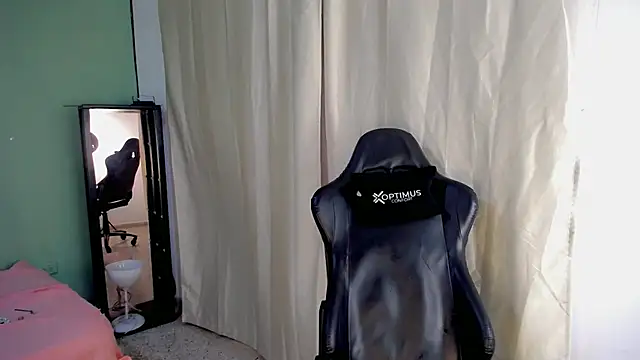 dilan hott  online show from November 2025 08:31:01 PM