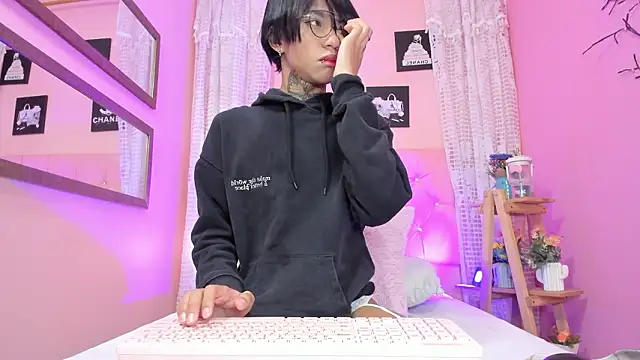 Liam evvan online show from February 2026 03:12:02 AM