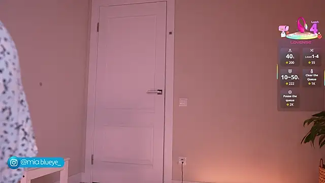 Miablueye online show from November 2025 05:22:01 PM