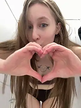 Snapshot of FroggyAnna chatting on May 2026 03:39:01 PM FroggyAnna online show from May 2026 03:39:01 PM