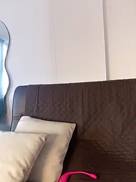 a Malgosia mako online show from November 2025 07:04:02 PM