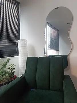 a Malgosia mako online show from December 2025 05:07:01 PM