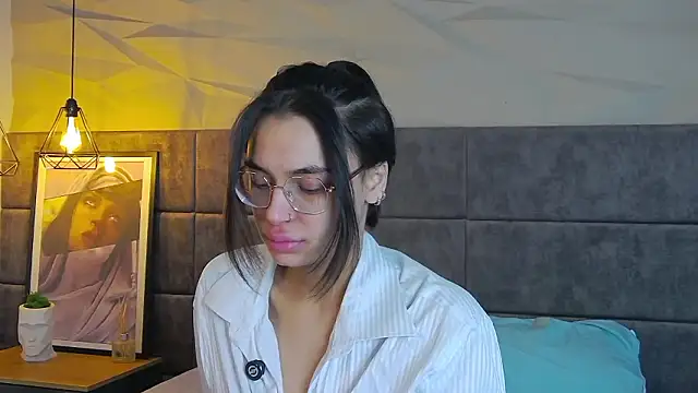 Snapshot of VioletAsh chatting on February 2026 04:44:01 AM VioletAsh online show from February 2026 04:44:01 AM