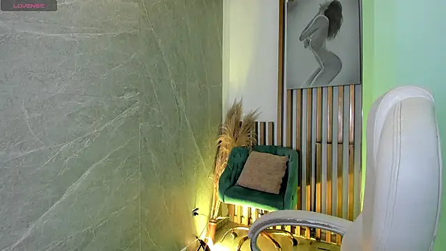 Snapshot of PauliinaBelle_ chatting on April 2026 01:08:02 PM PauliinaBelle online show from April 2026 01:08:02 PM