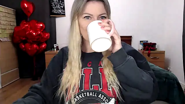 Snapshot of ParadiseAlina chatting on February 2026 07:18:01 PM ParadiseAlina online show from February 2026 07:18:01 PM