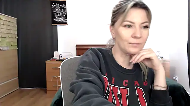 Snapshot of ParadiseAlina chatting on February 2026 02:35:01 PM ParadiseAlina online show from February 2026 02:35:01 PM