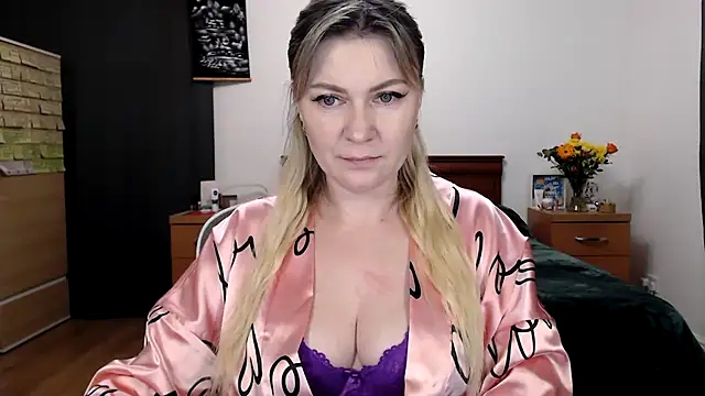 Snapshot of ParadiseAlina chatting on February 2026 06:28:01 PM ParadiseAlina online show from February 2026 06:28:01 PM