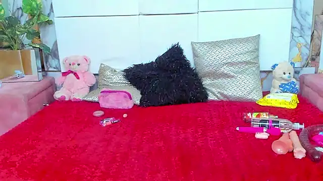 Snapshot of KloeANDbritany chatting on October 2025 02:35:02 PM KloeANDbritany online show from October 2025 02:35:02 PM